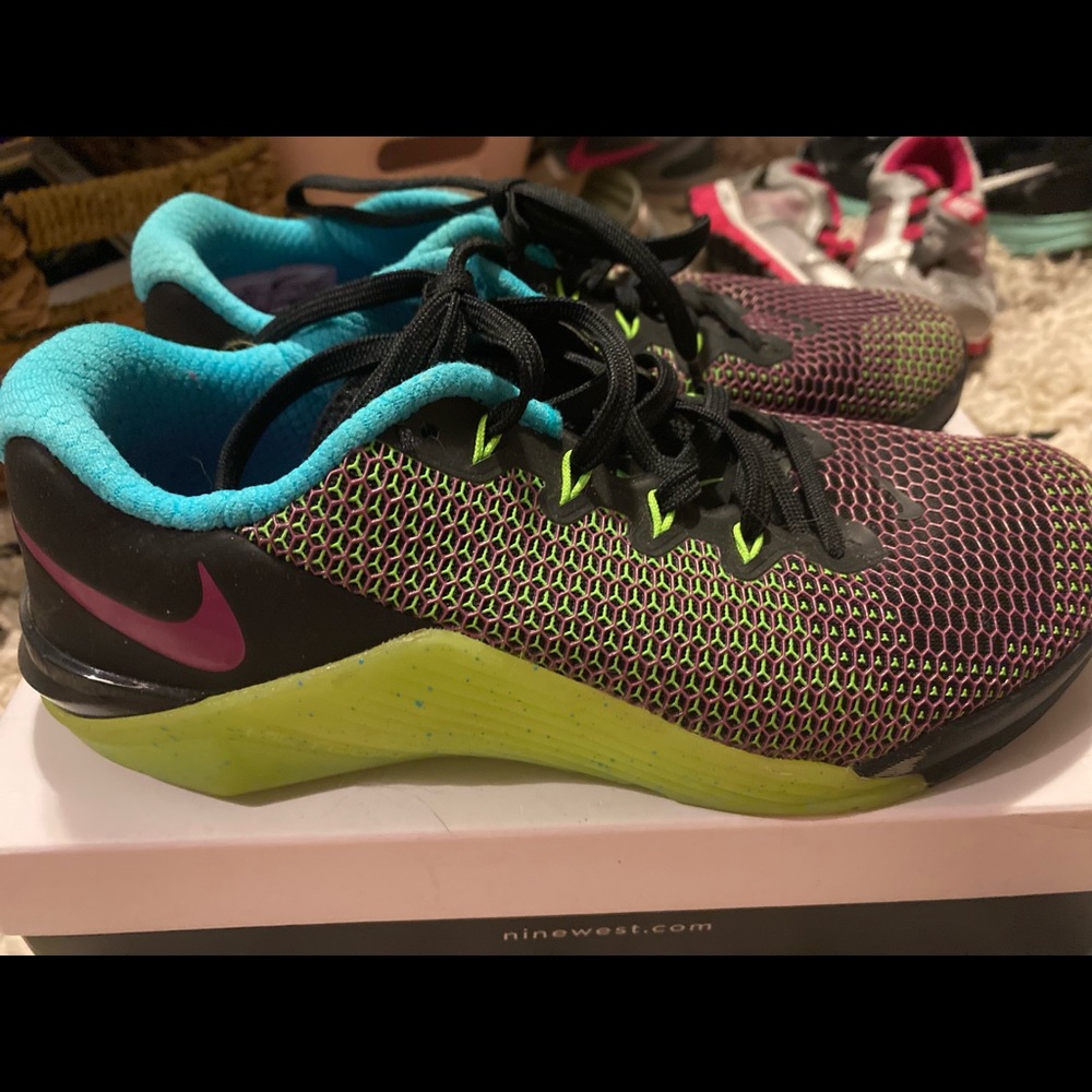 NIKE SIZE 8